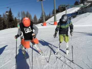Skilager zwei Schüler mit Ski, © GM Grassau / C. Tonkovic